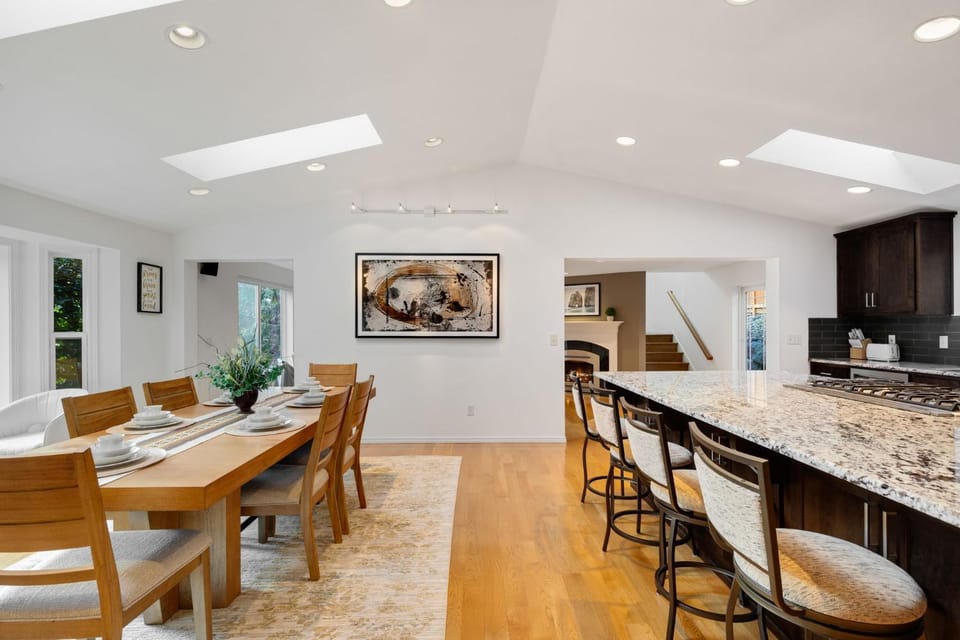 Kitchen or kitchenette, Dining area