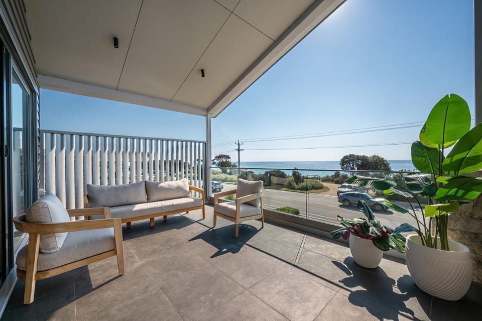 Patio, Natural landscape, View (from property/room), Balcony/Terrace, Seating area, Sea view