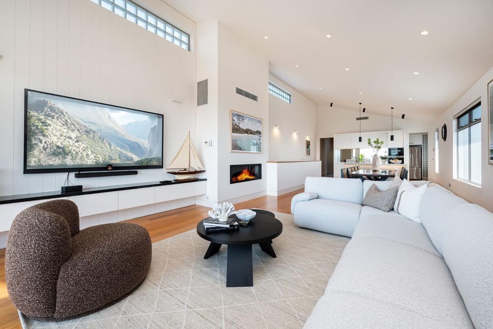 TV and multimedia, Living room, Seating area, Evening entertainment