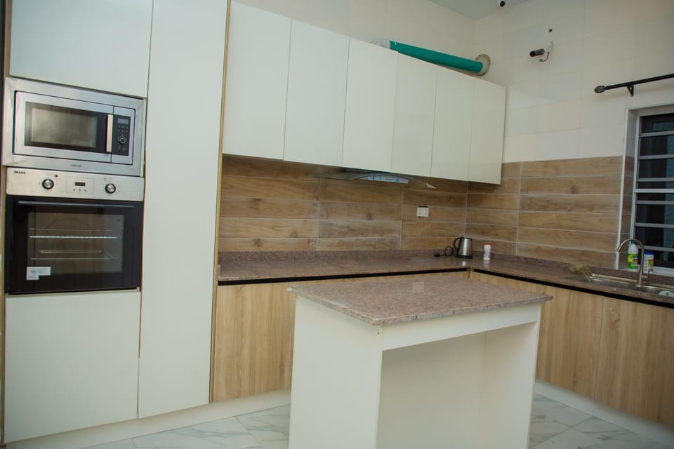 Kitchen or kitchenette, microwave, oven, stove
