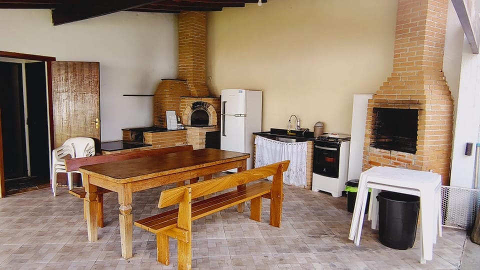 BBQ facilities, Dining area, oven, stove