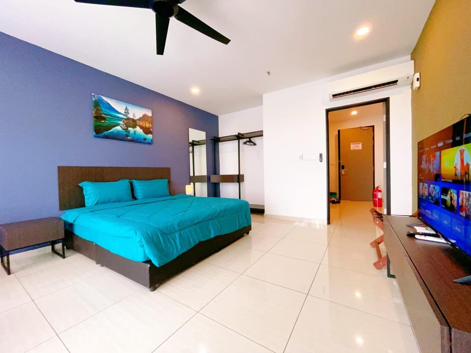 Bed, TV and multimedia, Photo of the whole room, Bedroom