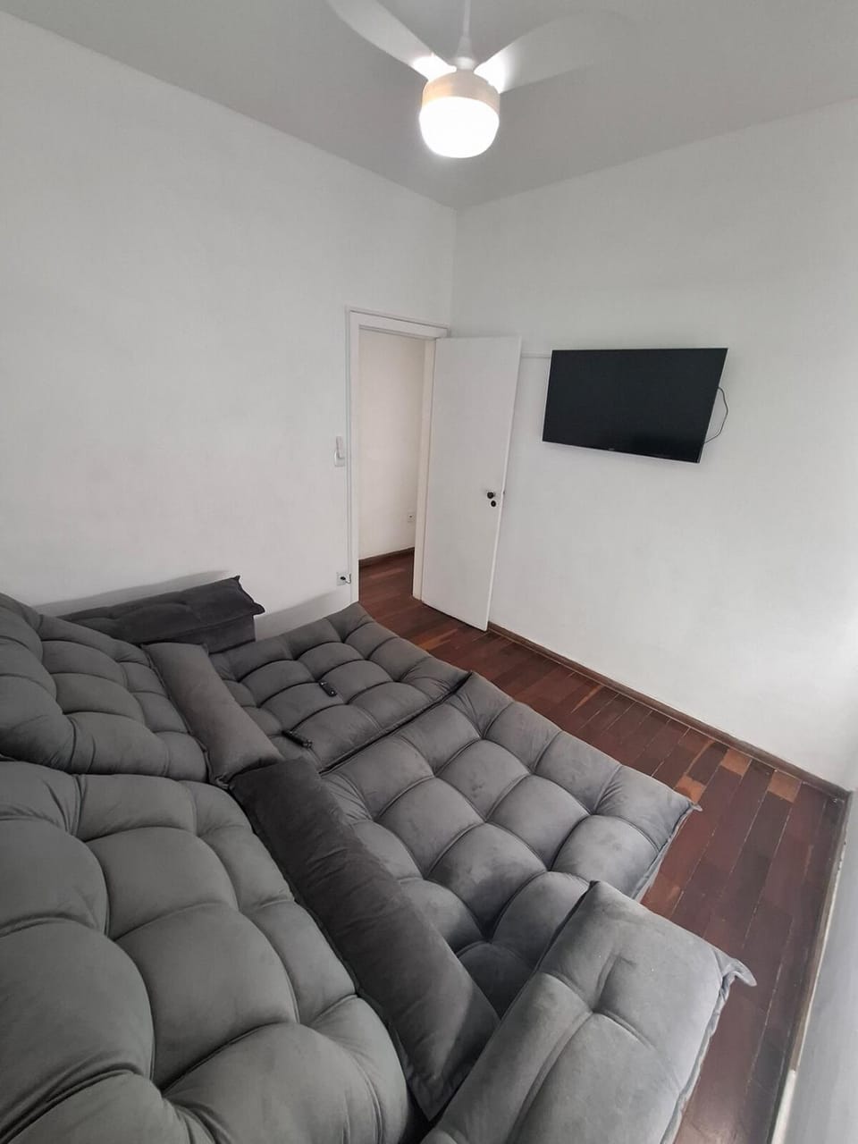 Apartamento 3 quartos no bairro Floresta, na melhor localização de BH, próximo às principais avenidas, ao lado do colégio Batista, com supermercado, farmácia e bares na esquina Apartment in Belo Horizonte
