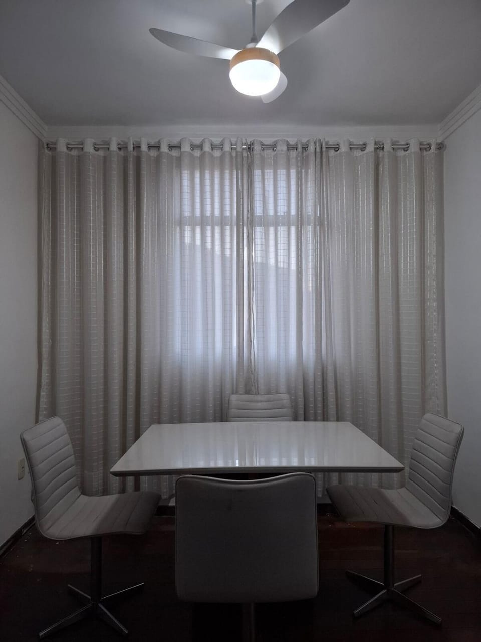 Apartamento 3 quartos no bairro Floresta, na melhor localização de BH, próximo às principais avenidas, ao lado do colégio Batista, com supermercado, farmácia e bares na esquina Apartment in Belo Horizonte