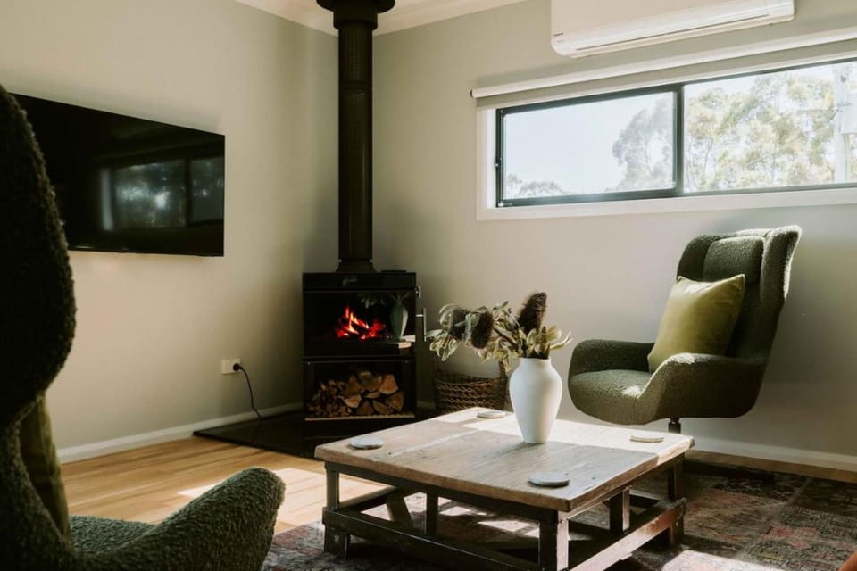 TV and multimedia, Living room, Seating area, fireplace