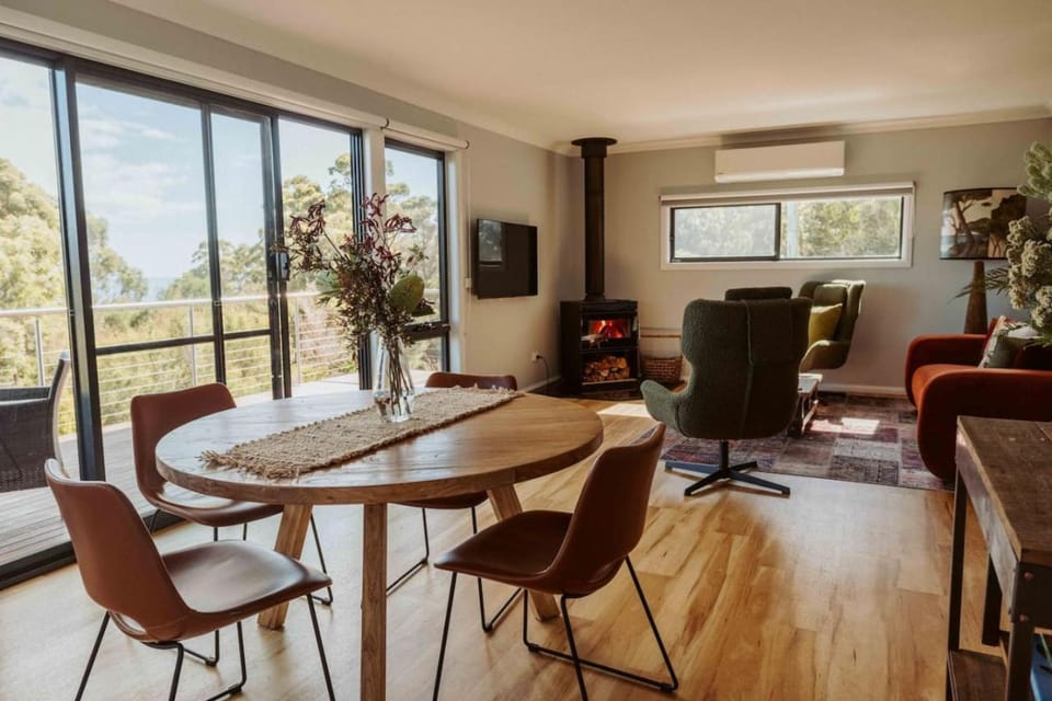 TV and multimedia, Living room, Seating area, Dining area, air conditioner