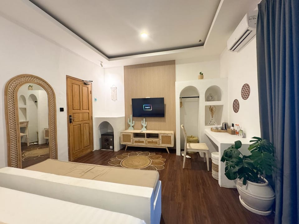 Bed, TV and multimedia, Bedroom