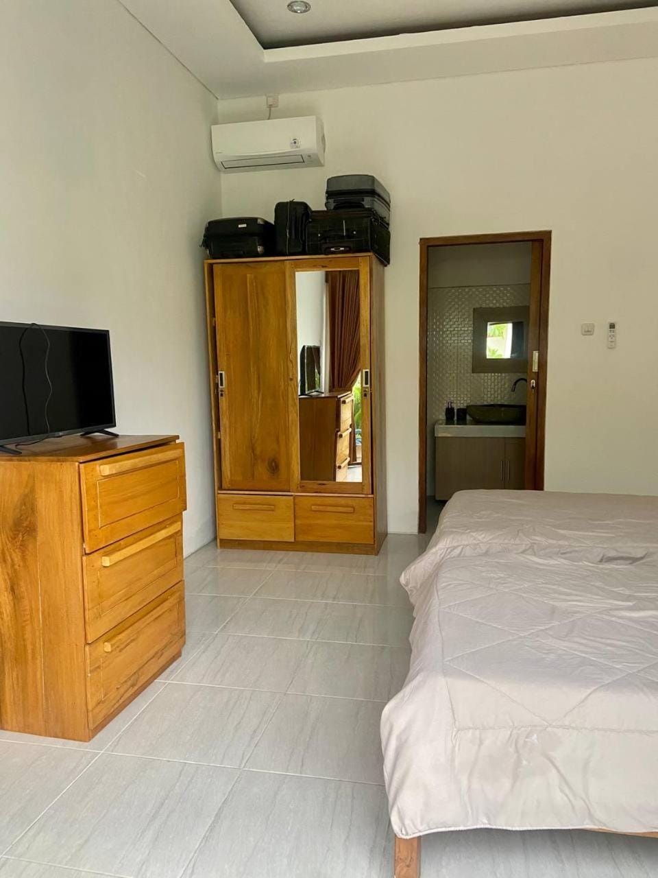 Bed, TV and multimedia, Bedroom, wardrobe, air conditioner
