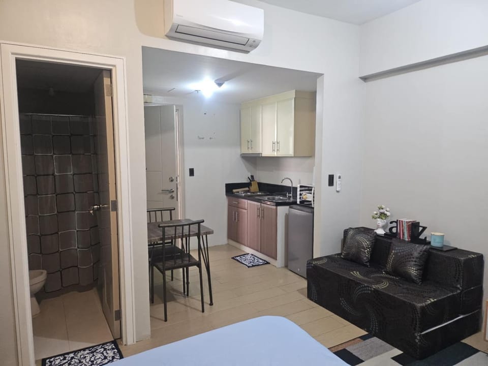 Kitchen or kitchenette, Dining area, oven