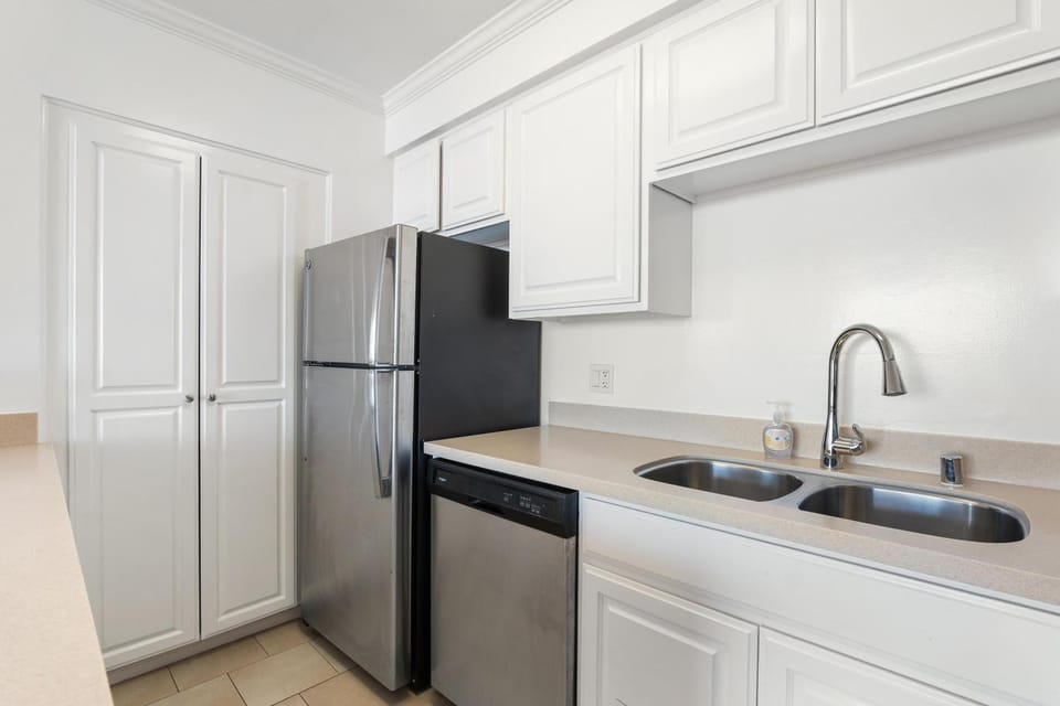 Kitchen or kitchenette, minibar