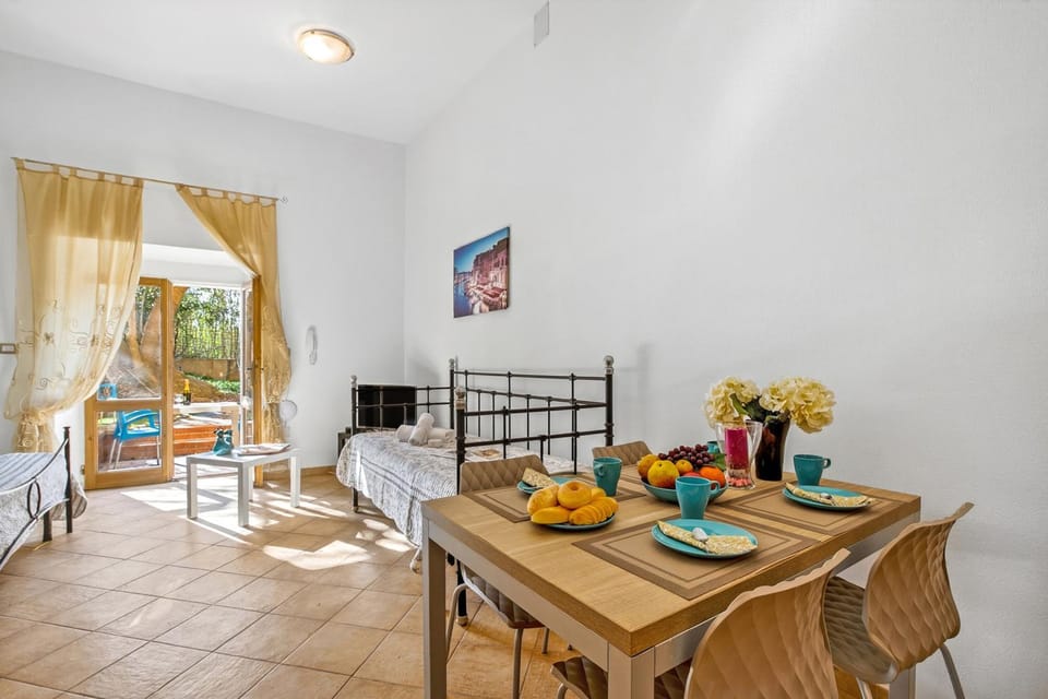 Bed, Dining area