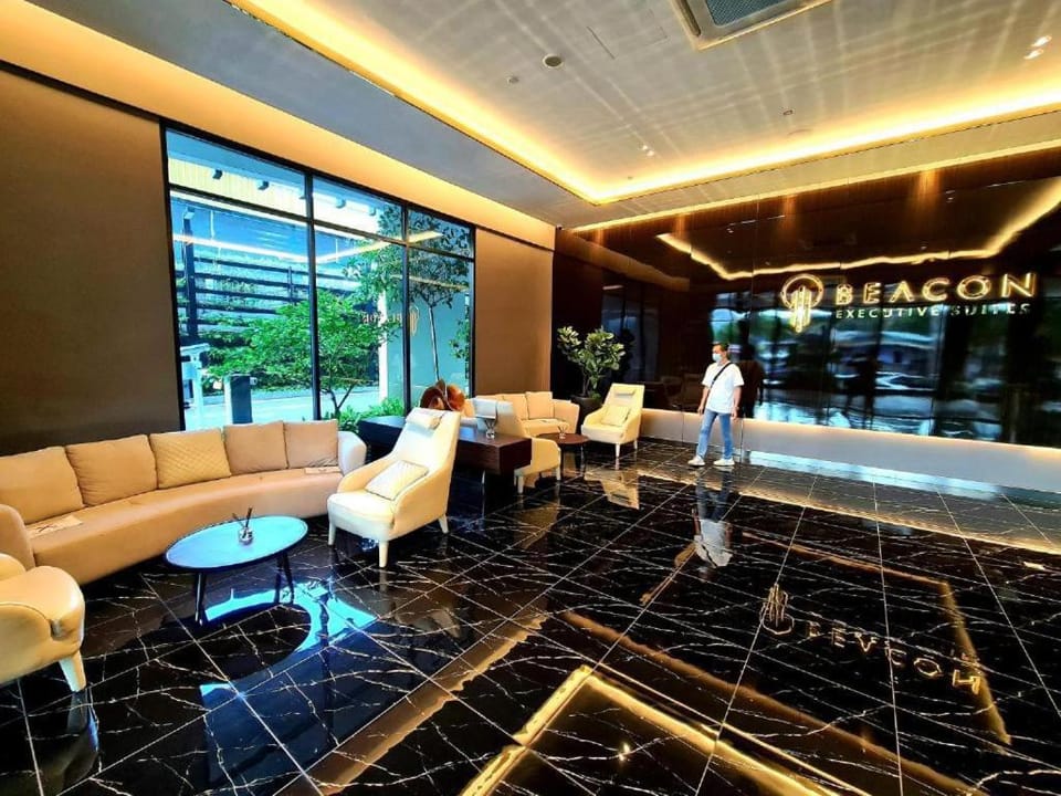 The Floral Retreat N3w Cozy High floor Beacon Executive Suite Apartment in George Town