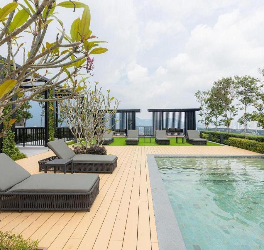 The Floral Retreat N3w Cozy High floor Beacon Executive Suite Apartment in George Town