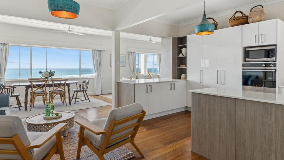 Kitchen or kitchenette, Dining area, oven, stove
