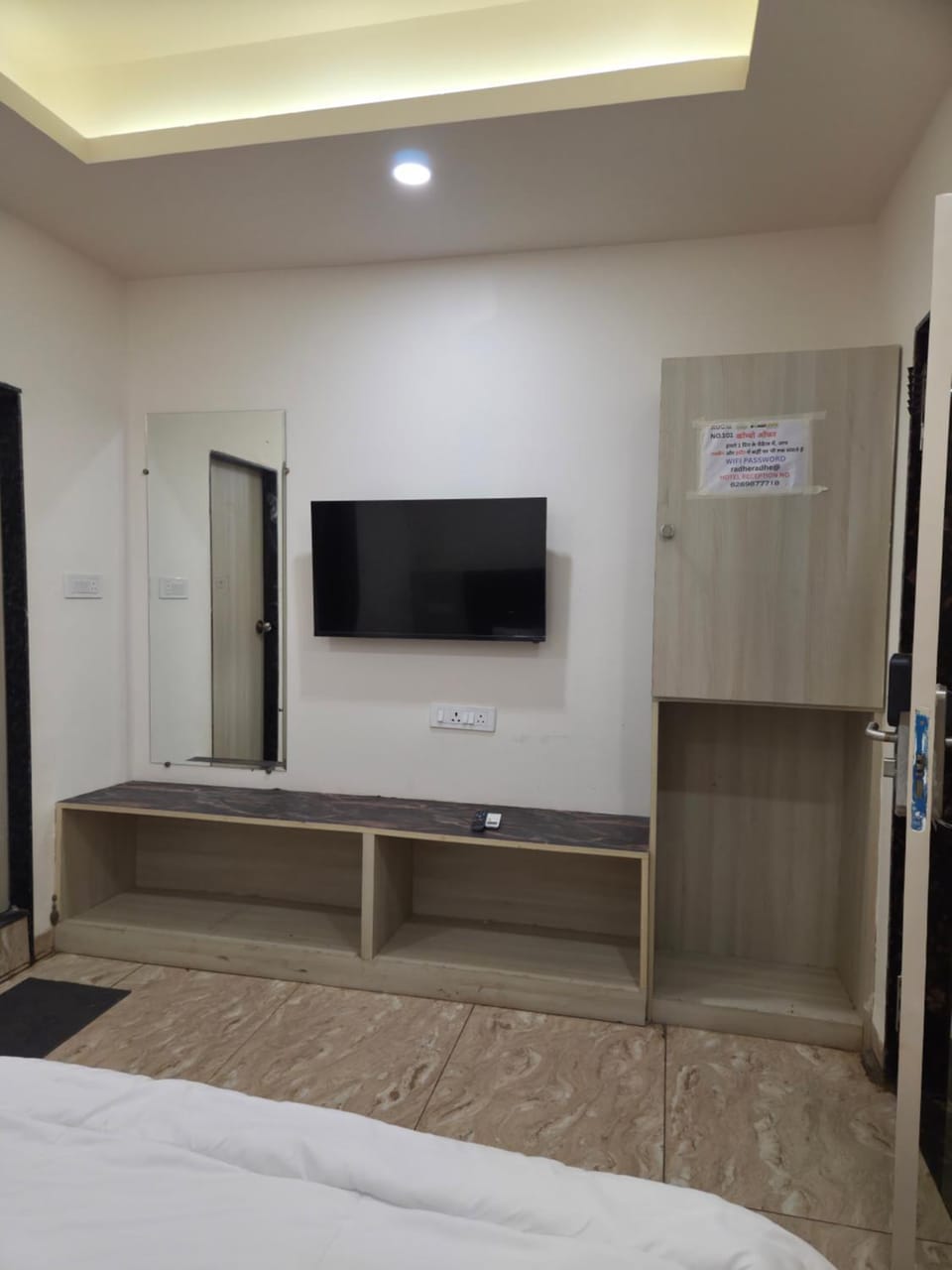 Bed, TV and multimedia, Photo of the whole room