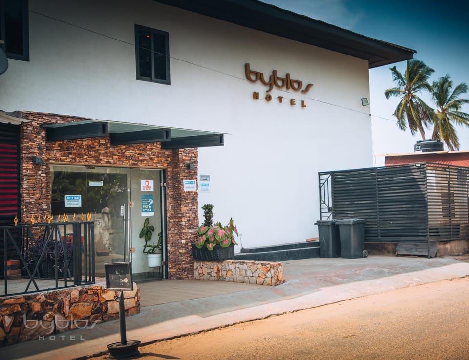 Property building, Facade/entrance, Balcony/Terrace, Lobby or reception