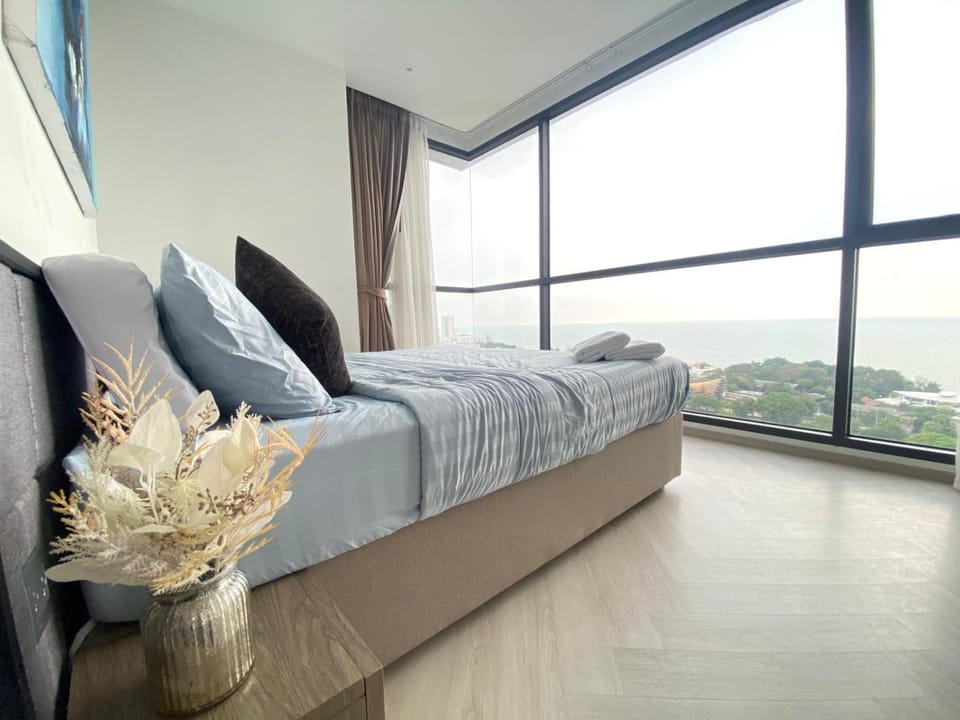 Exclusive High Floor 2 Bed Room Sea View Luxury Apartment in Pattaya City
