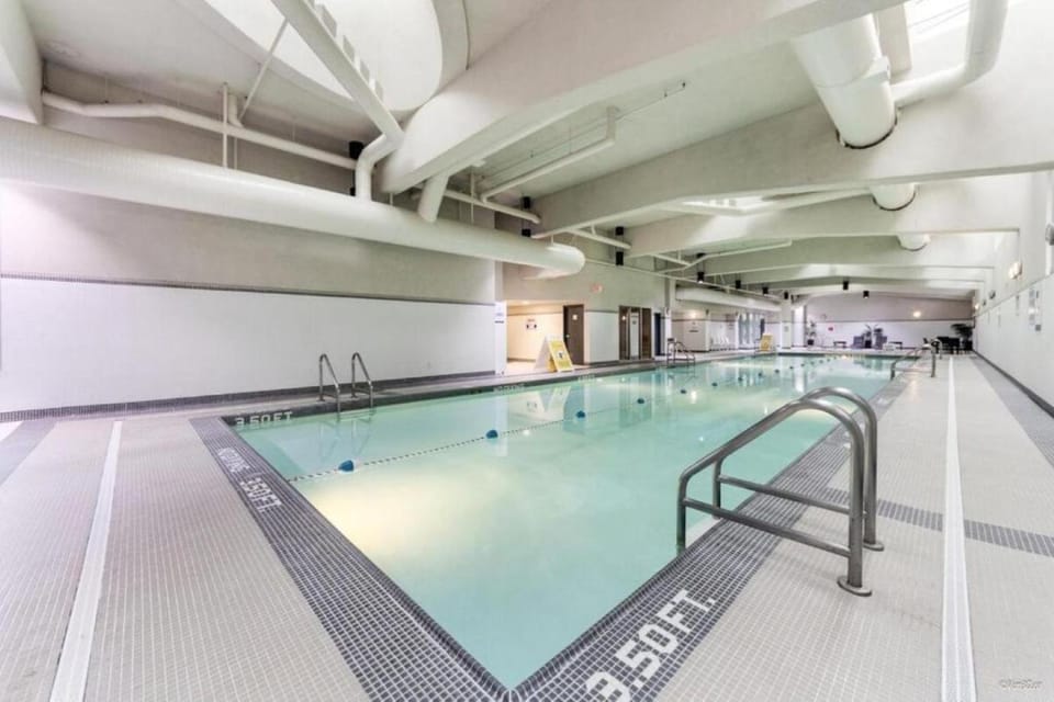 BC Place & Rogers Arena Downtown Modern Condo Apartment in Vancouver