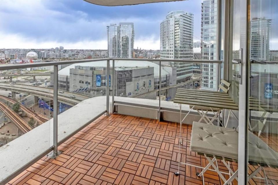 BC Place & Rogers Arena Downtown Modern Condo Apartment in Vancouver