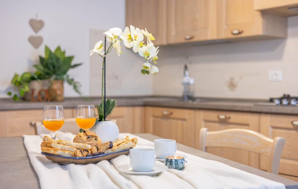 Kitchen or kitchenette, Food and drinks, Dining area, Food, Breakfast, Drinks