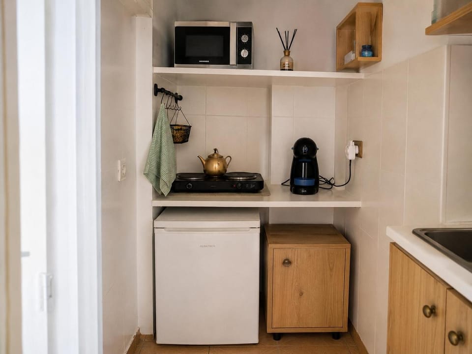 Coffee/tea facilities, Kitchen or kitchenette, stove