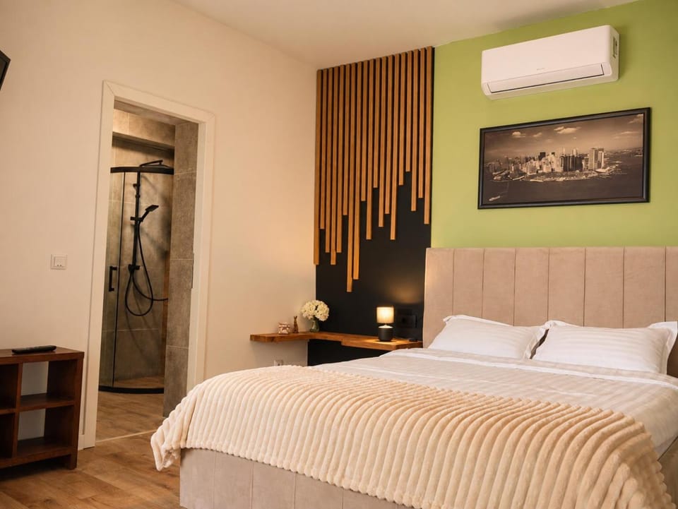 Bed, Photo of the whole room, Bedroom, internet, internet, air conditioner