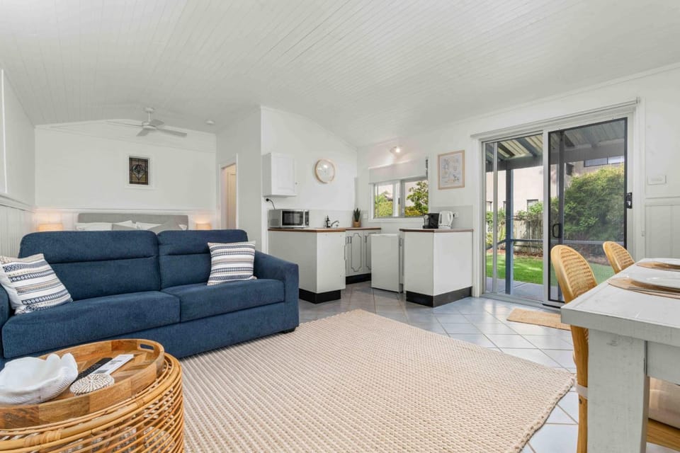 Surfrider Studio - Pet Friendly - 50m to Beach - Book 3 Nights, Pay for 2 until 24 September 2026 Apartment in Culburra Beach