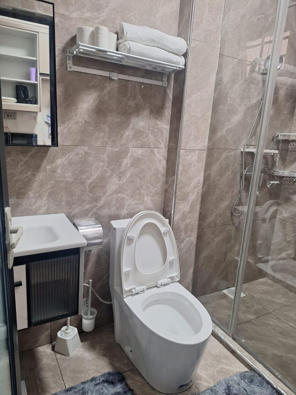 Shower, Toilet, Bathroom, towels