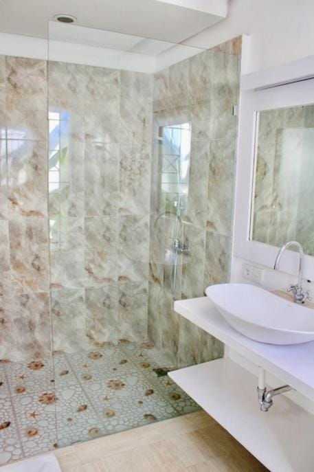 Shower, Toilet, Bathroom, Decorative detail