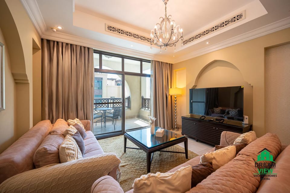 Communal lounge/ TV room, People, TV and multimedia, Balcony/Terrace, Living room, Entertainment, furniture