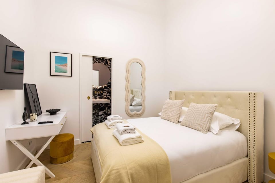 Bed, TV and multimedia, Bedroom