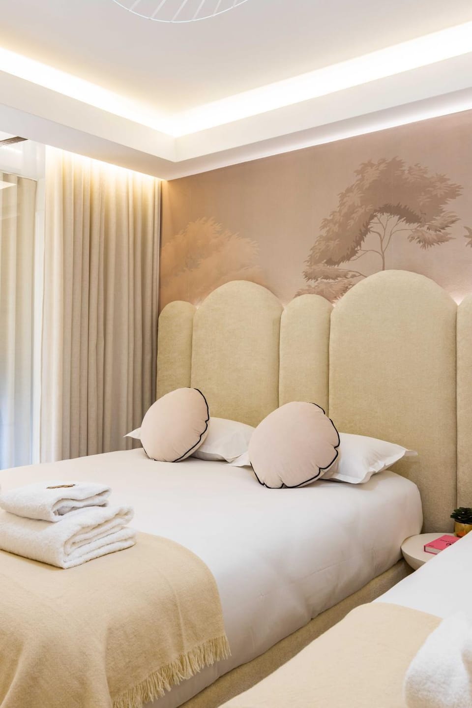 Bed, Bedroom, towels