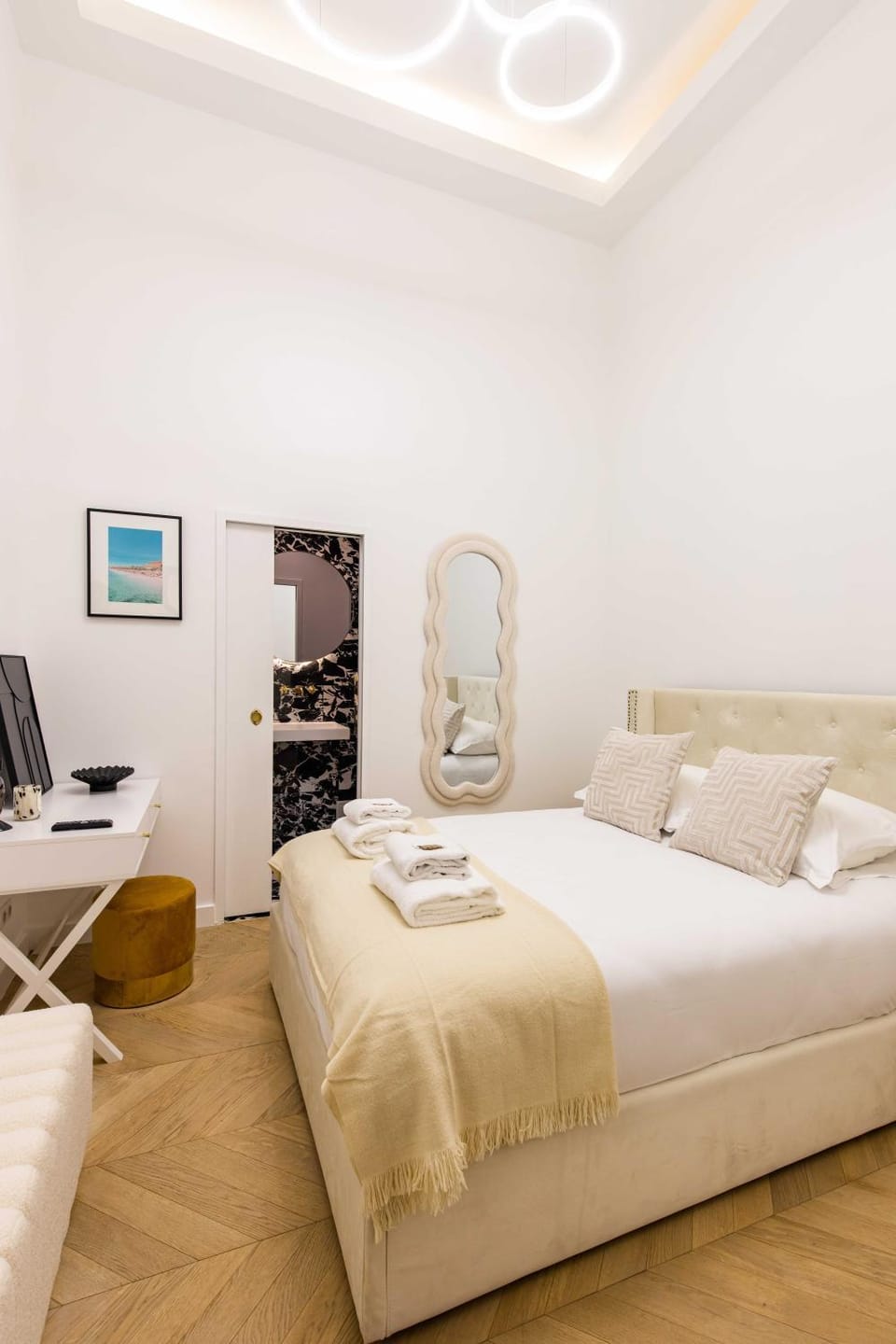 Bed, Bedroom, towels