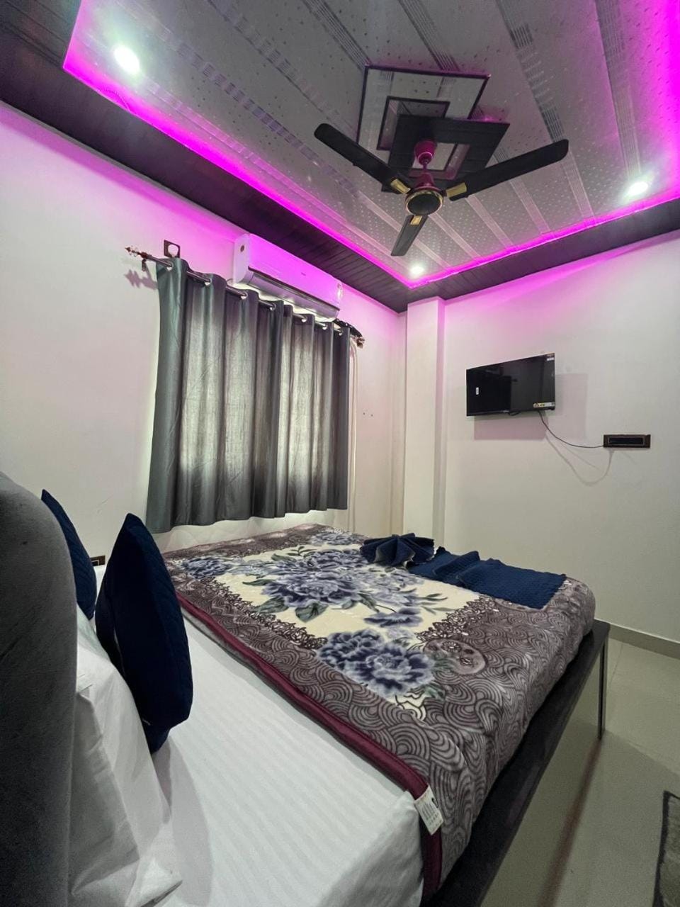 Bed, TV and multimedia, Bedroom, air conditioner