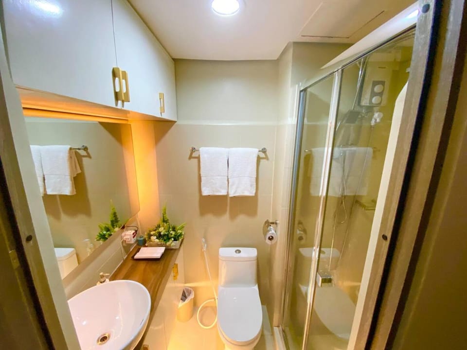 Shower, Toilet