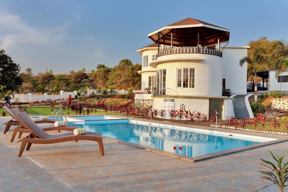 Property building, Day, Garden, Garden view, Pool view, Swimming pool, sunbed