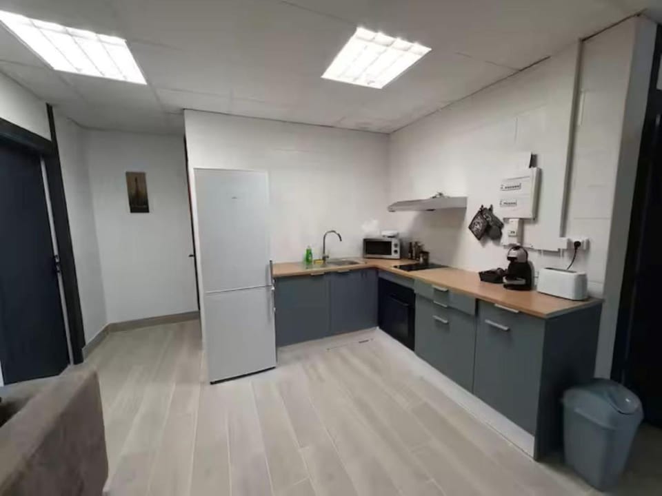 Coffee/tea facilities, microwave, oven, stove, toaster, kitchen