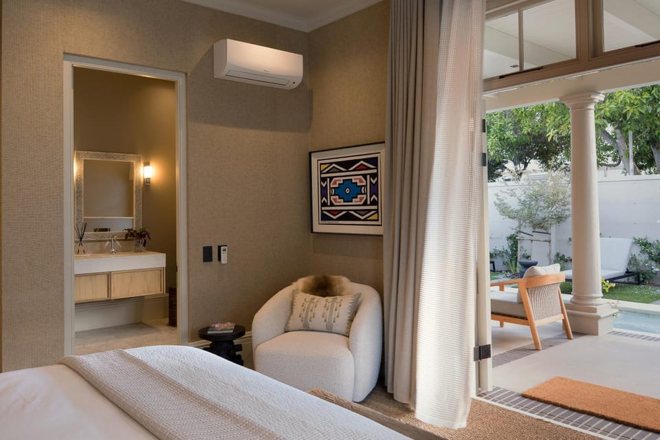 Bed, Seating area, Bedroom