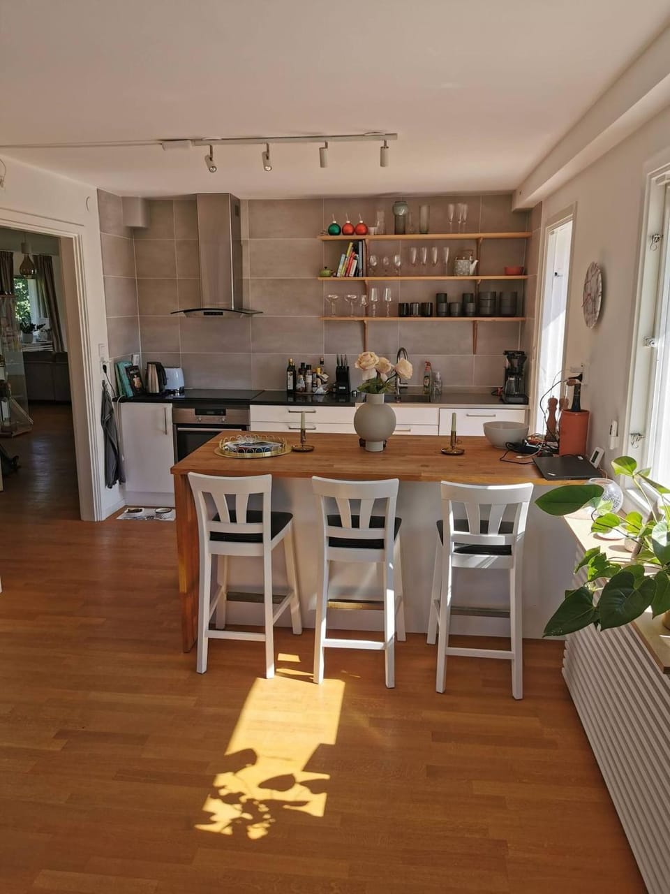 Dining area, kitchen