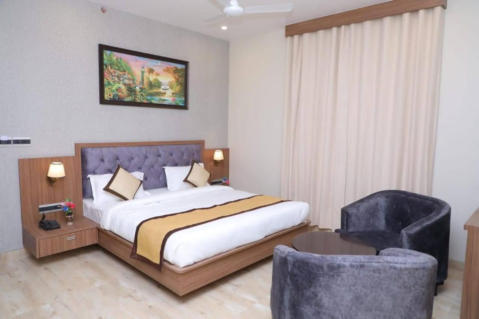 Bed, Photo of the whole room, Seating area, Bedroom