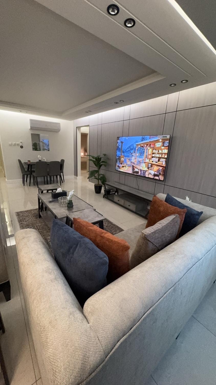 TV and multimedia, Living room, Photo of the whole room, Seating area, Dining area, Evening entertainment
