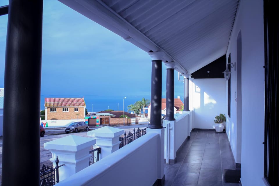 View (from property/room), Balcony/Terrace, Seating area, City view, Lake view, Sea view, Quiet street view