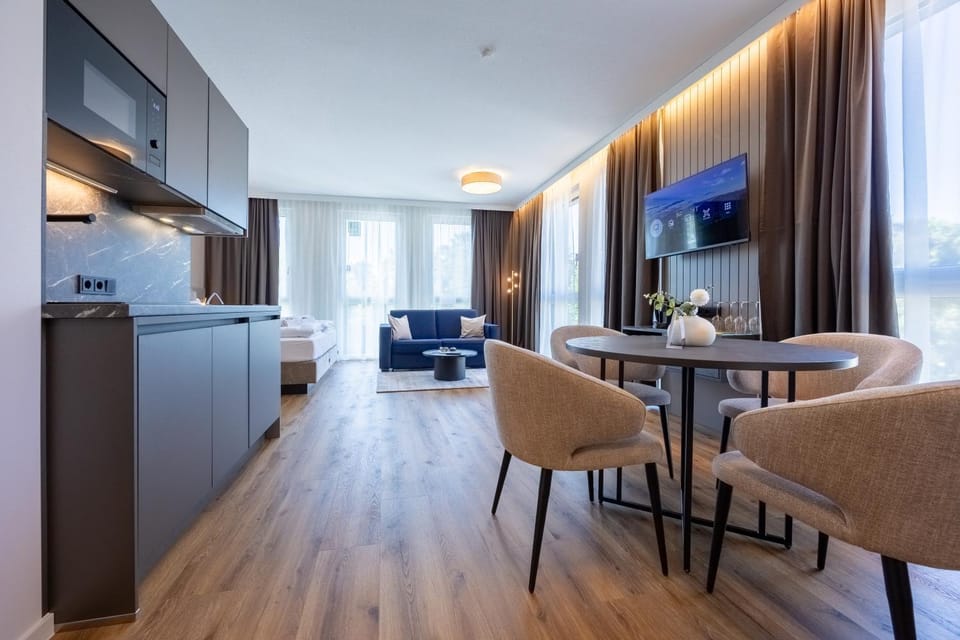 TV and multimedia, Kitchen or kitchenette, Living room, Seating area, Dining area