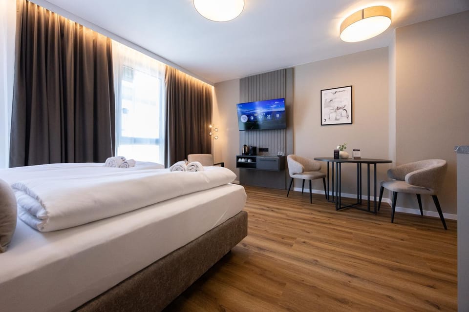 Bed, TV and multimedia, Living room, Photo of the whole room, Seating area, Bedroom