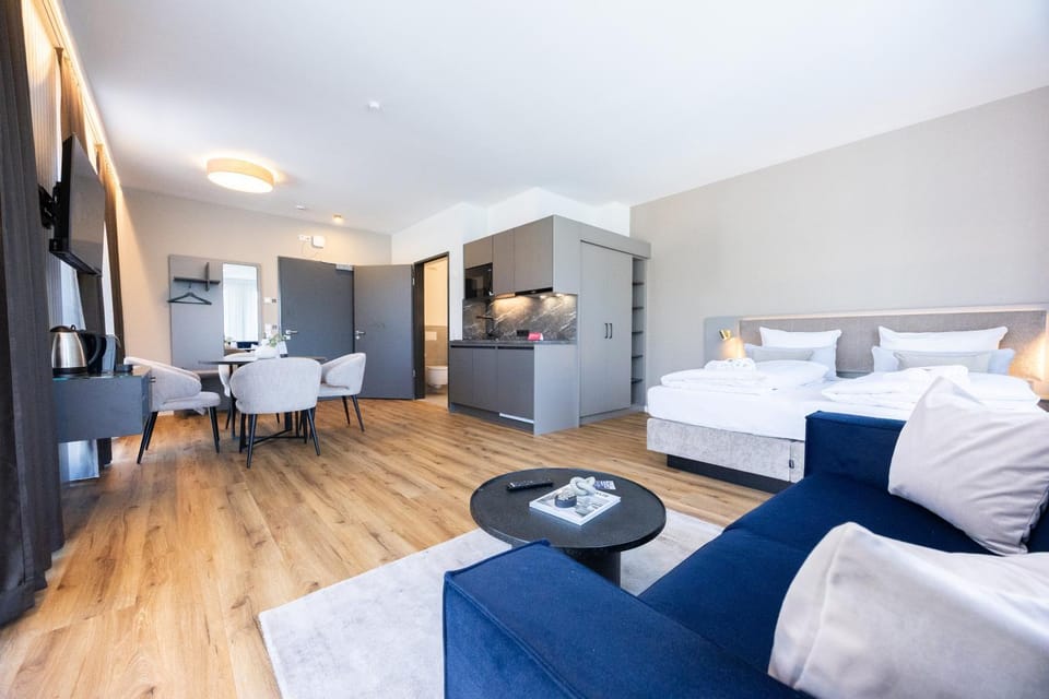 Bed, TV and multimedia, Kitchen or kitchenette, Living room, Photo of the whole room, Seating area, Dining area, Bedroom, wardrobe