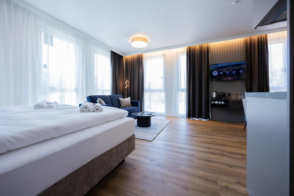 Bed, TV and multimedia, Photo of the whole room, Bedroom, towels