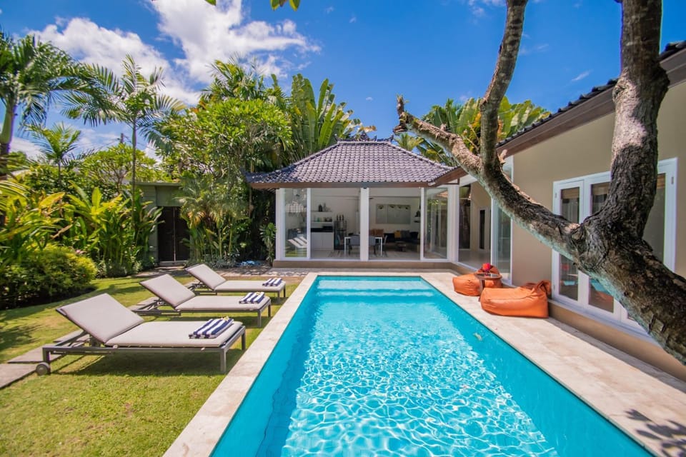 Garden view, Pool view, Swimming pool, sunbed