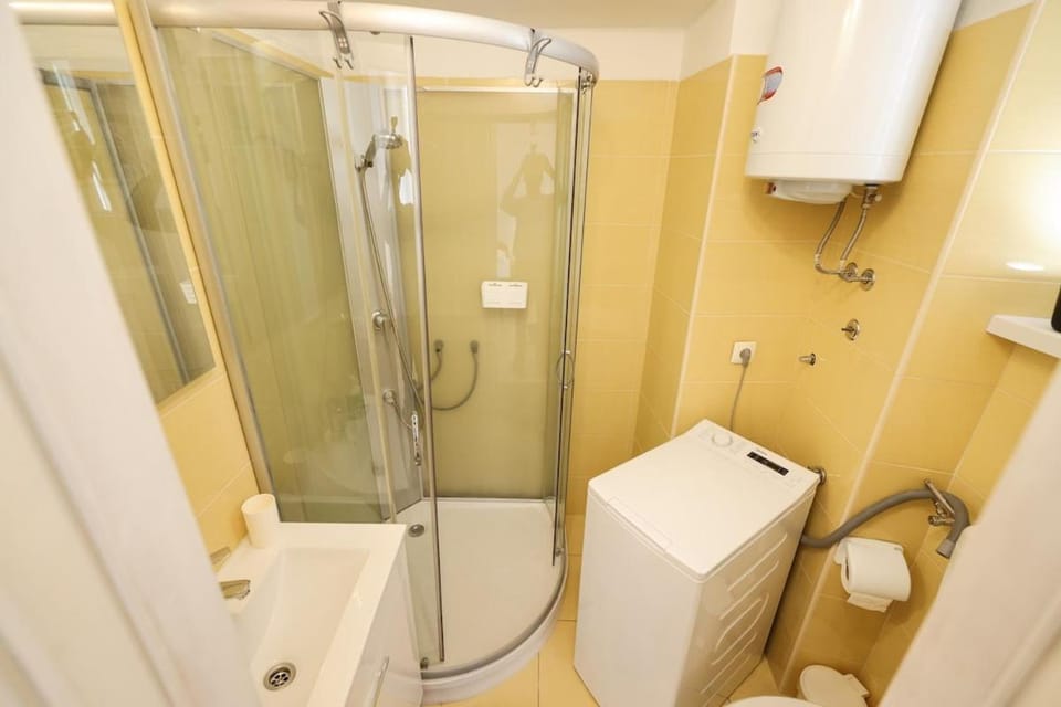 Shower, Toilet, Bathroom, towels