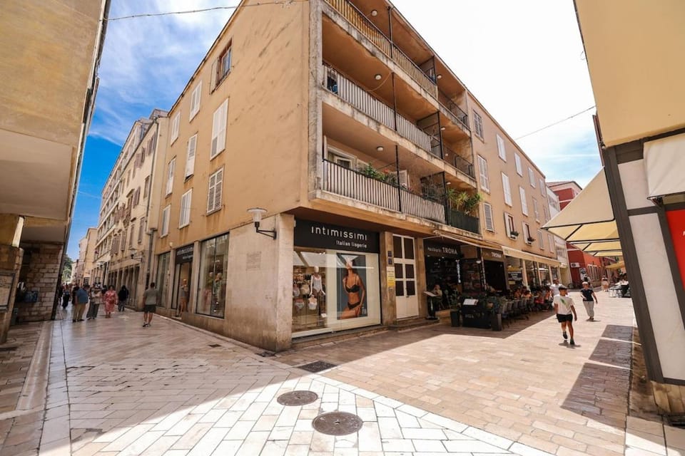 Property building, Day, Neighbourhood, City view, Location