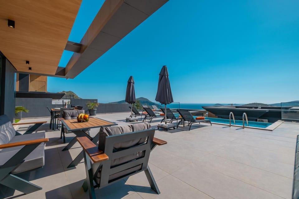 Property building, Day, Dining area, Sea view, Swimming pool, sunbed